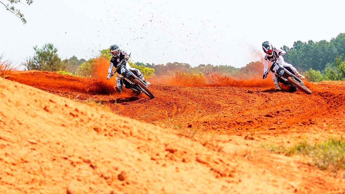 Triumph MX de 250 cc y cuatro tiempos en una pista de motocross