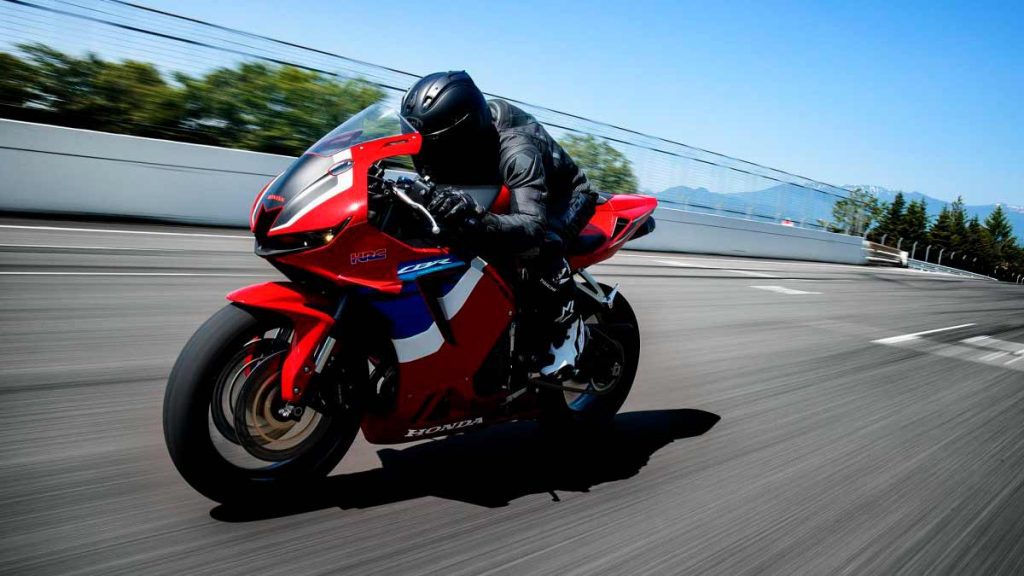 Honda-CBR600RR-Vuelve-al-mercado-la-amada-de-los-600cc-02