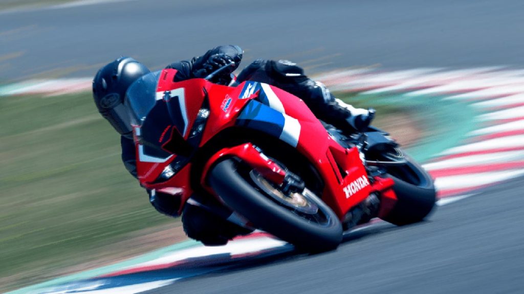 Honda-CBR600RR-Vuelve-al-mercado-la-amada-de-los-600cc-06