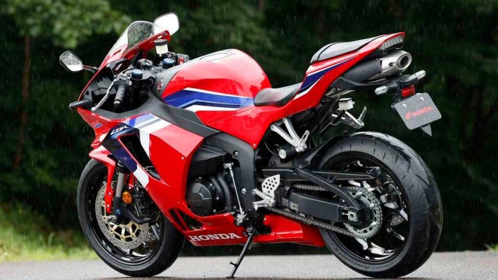 Honda-CBR600RR-Vuelve-al-mercado-la-amada-de-los-600cc-09