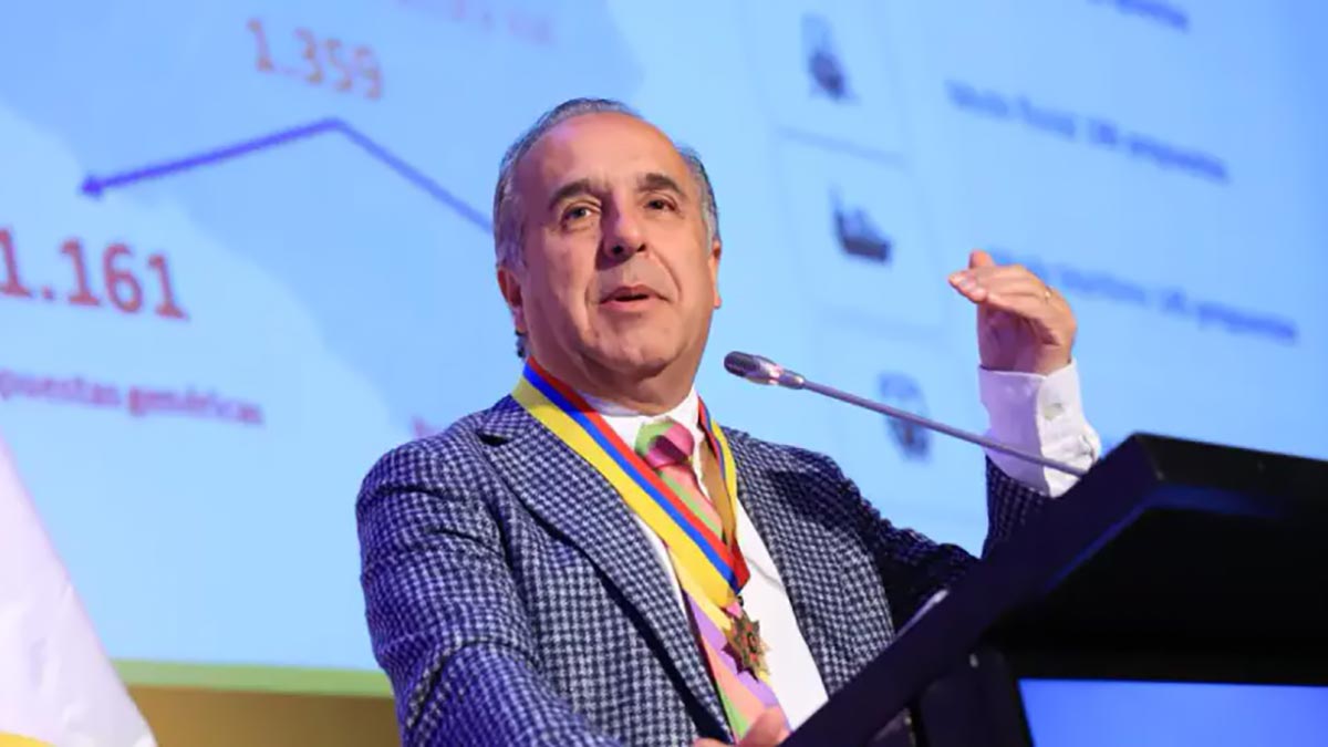 ATENCION-MINTIERON-A-LOS-CONDUCTORES-DE-COLOMBIA-Exministro-Guillermo-Reyes-engano-a-los-colombianos-con-las-polizas-RCV-de-los-CDA