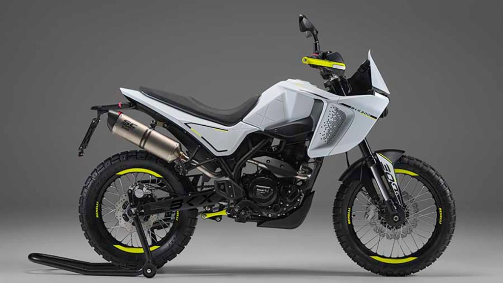 Lanzamiento-BKX-300-Una-Trail-y-una-Supermoto-con-ADN-italiano-Abren-los-ojos-las-japonesas-y-las-europeas-01
