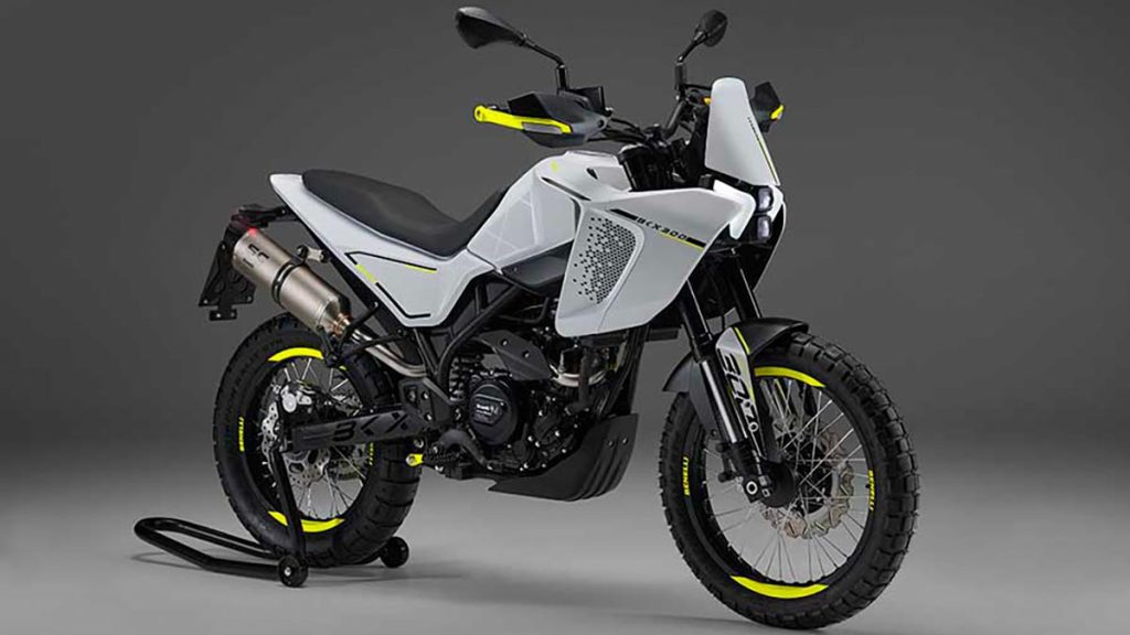Lanzamiento-BKX-300-Una-Trail-y-una-Supermoto-con-ADN-italiano-Abren-los-ojos-las-japonesas-y-las-europeas-02