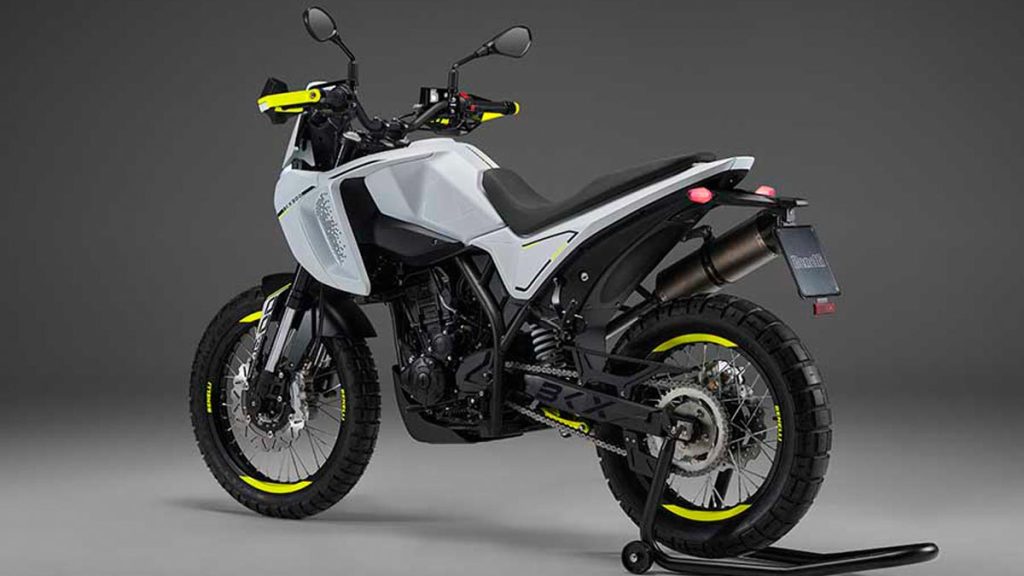 Lanzamiento-BKX-300-Una-Trail-y-una-Supermoto-con-ADN-italiano-Abren-los-ojos-las-japonesas-y-las-europeas-05