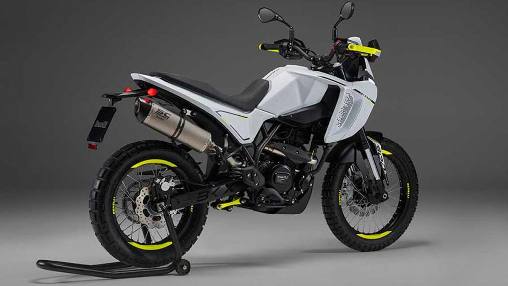 Lanzamiento-BKX-300-Una-Trail-y-una-Supermoto-con-ADN-italiano-Abren-los-ojos-las-japonesas-y-las-europeas-07