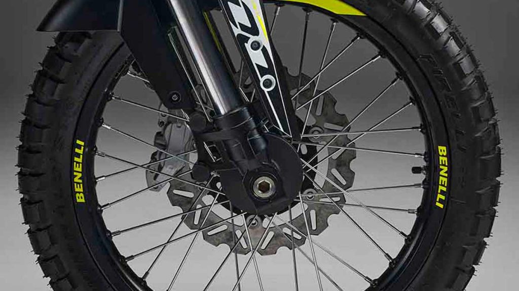 Lanzamiento-BKX-300-Una-Trail-y-una-Supermoto-con-ADN-italiano-Abren-los-ojos-las-japonesas-y-las-europeas-08