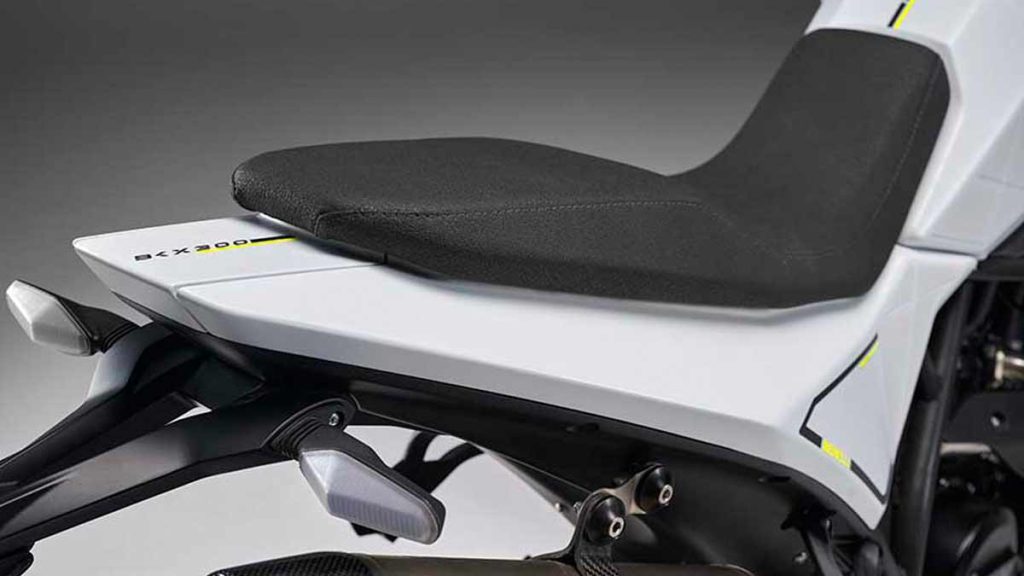 Lanzamiento-BKX-300-Una-Trail-y-una-Supermoto-con-ADN-italiano-Abren-los-ojos-las-japonesas-y-las-europeas-11
