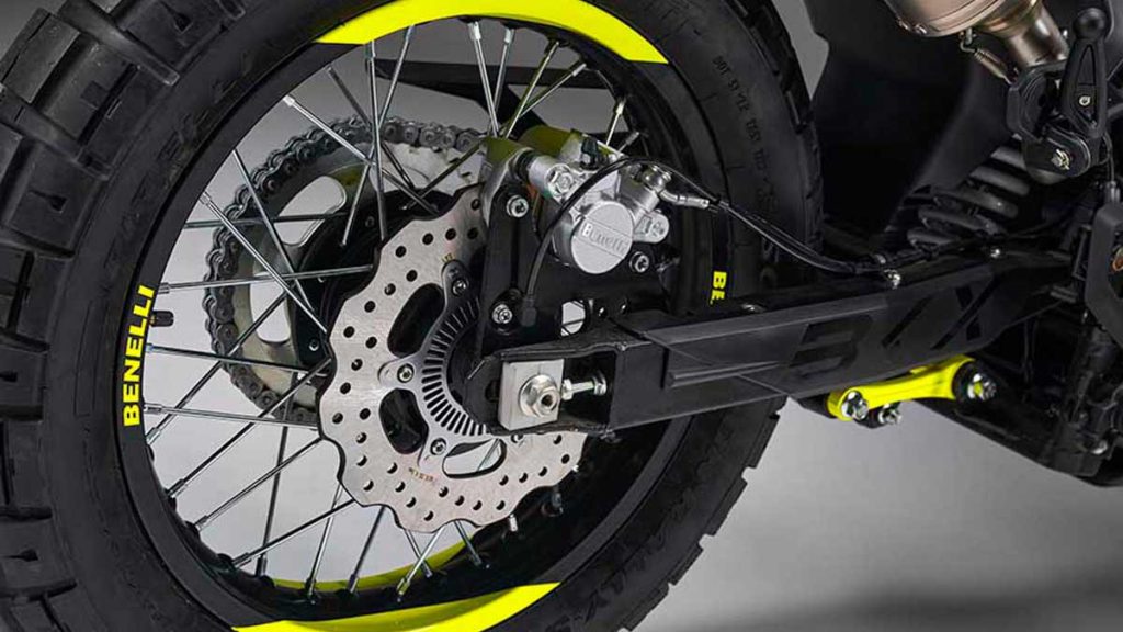 Lanzamiento-BKX-300-Una-Trail-y-una-Supermoto-con-ADN-italiano-Abren-los-ojos-las-japonesas-y-las-europeas-14