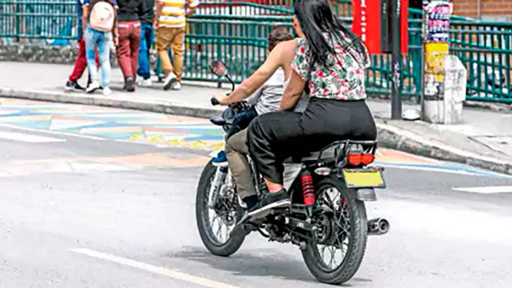 motociclistas sin casco