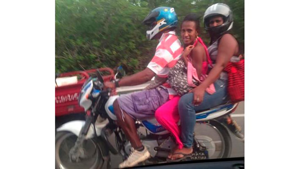 motocicleta con sobrecupo de pasajeros